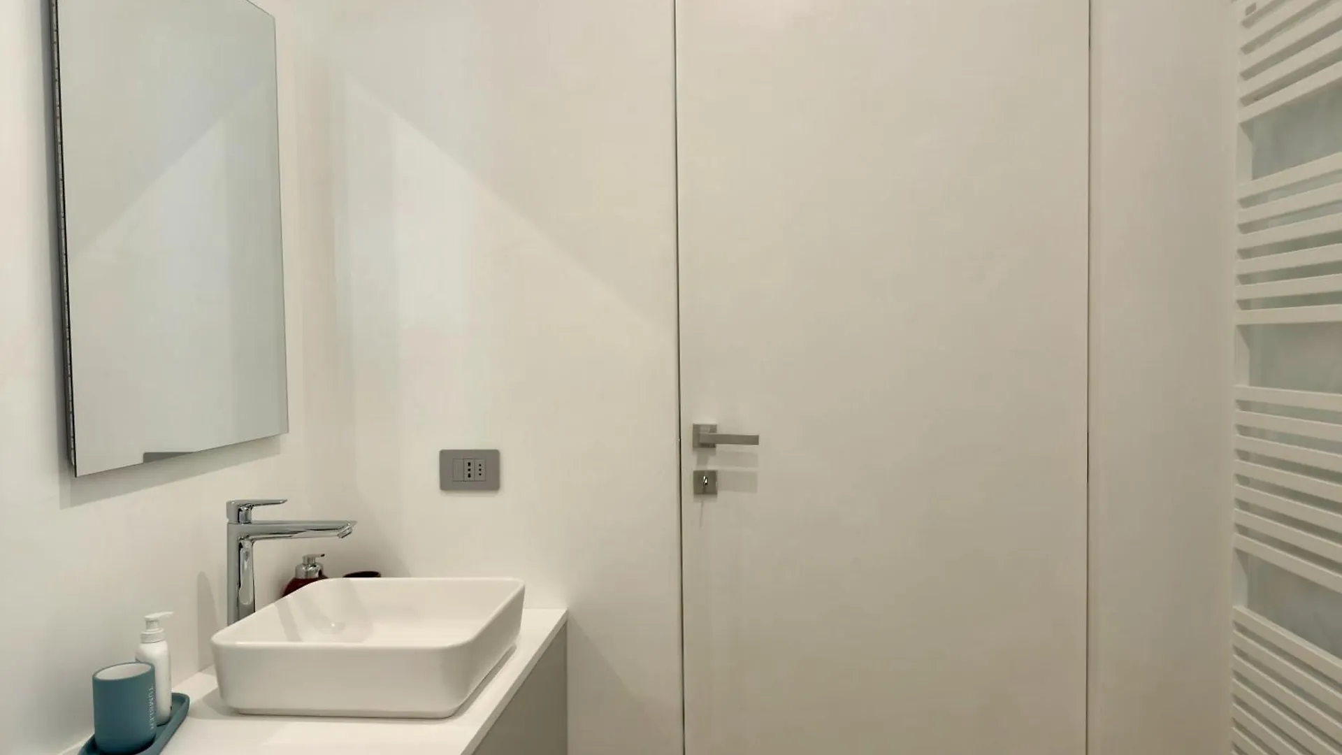 Elda Apartment With Garden And Lake View Onno 0*,  إيطاليا
