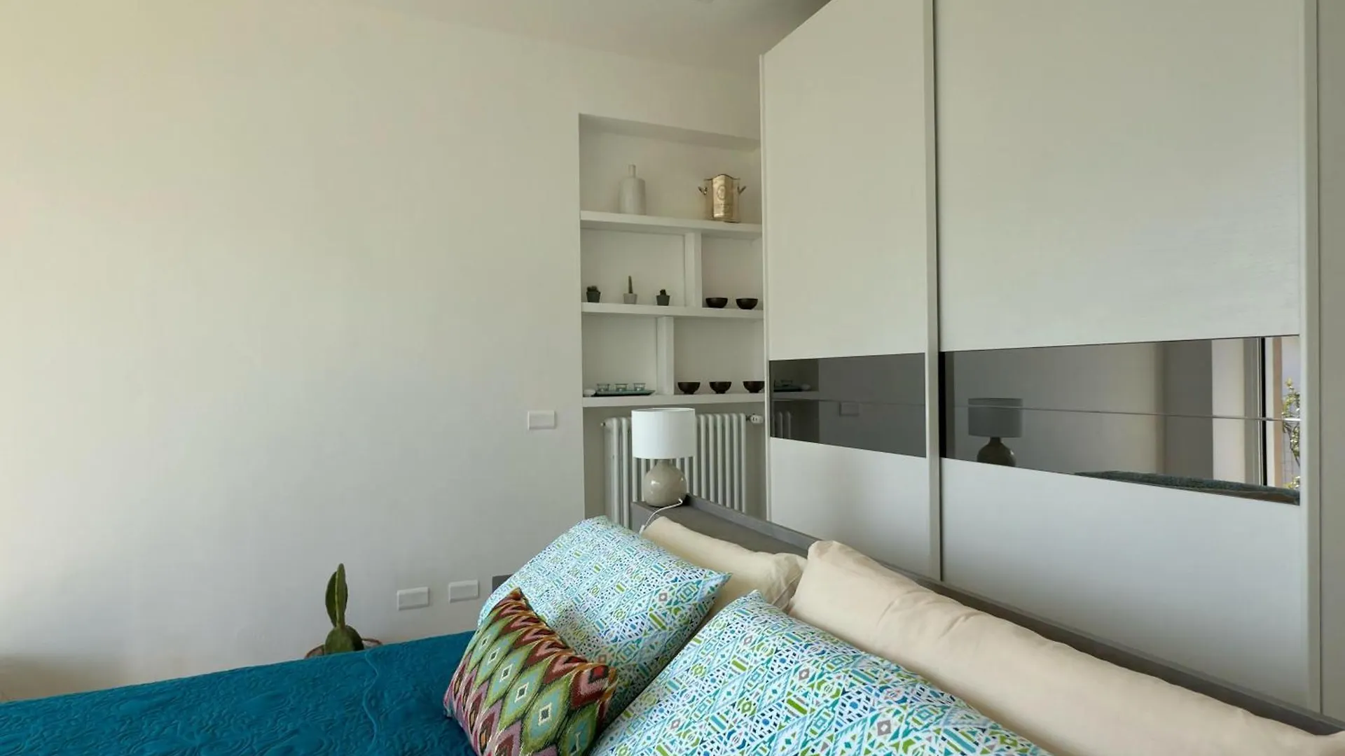 Elda Apartment With Garden And Lake View Onno