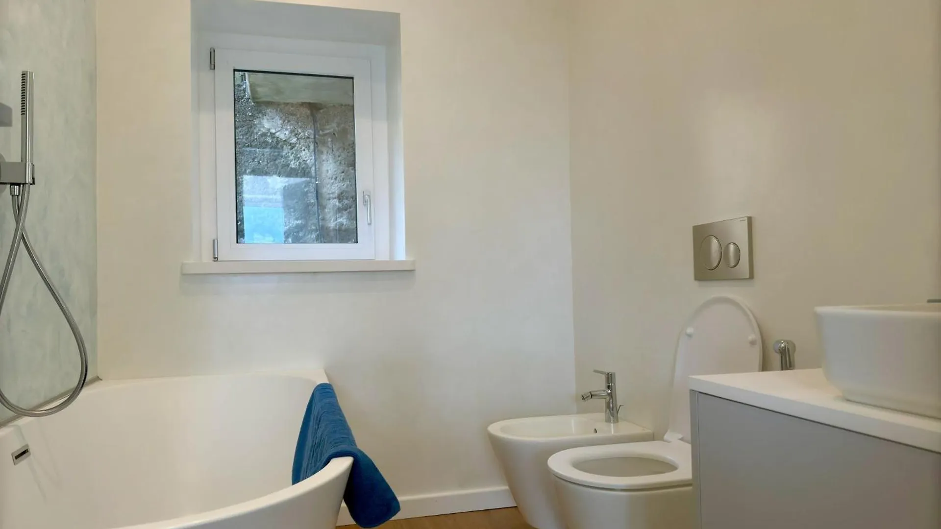 Elda Apartment With Garden And Lake View Onno
