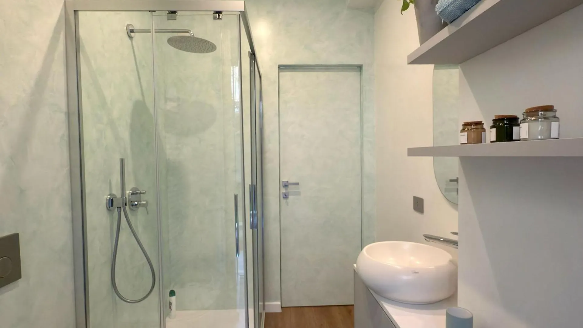 Elda Apartment With Garden And Lake View Onno