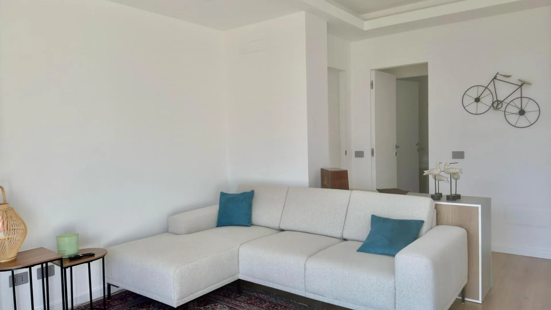 Elda Apartment With Garden And Lake View Onno