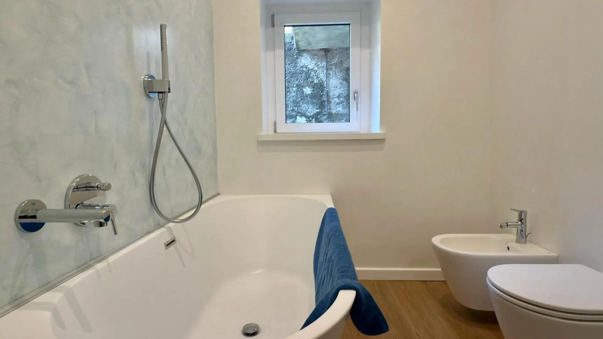 Elda Apartment With Garden And Lake View Onno