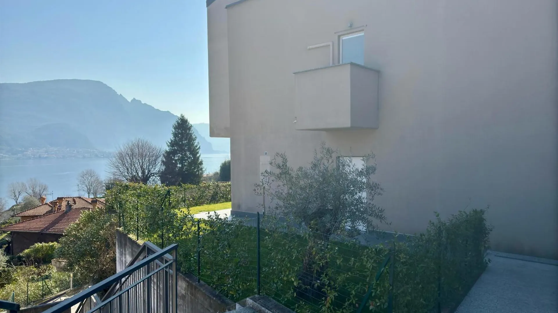 Elda Apartment With Garden And Lake View Onno