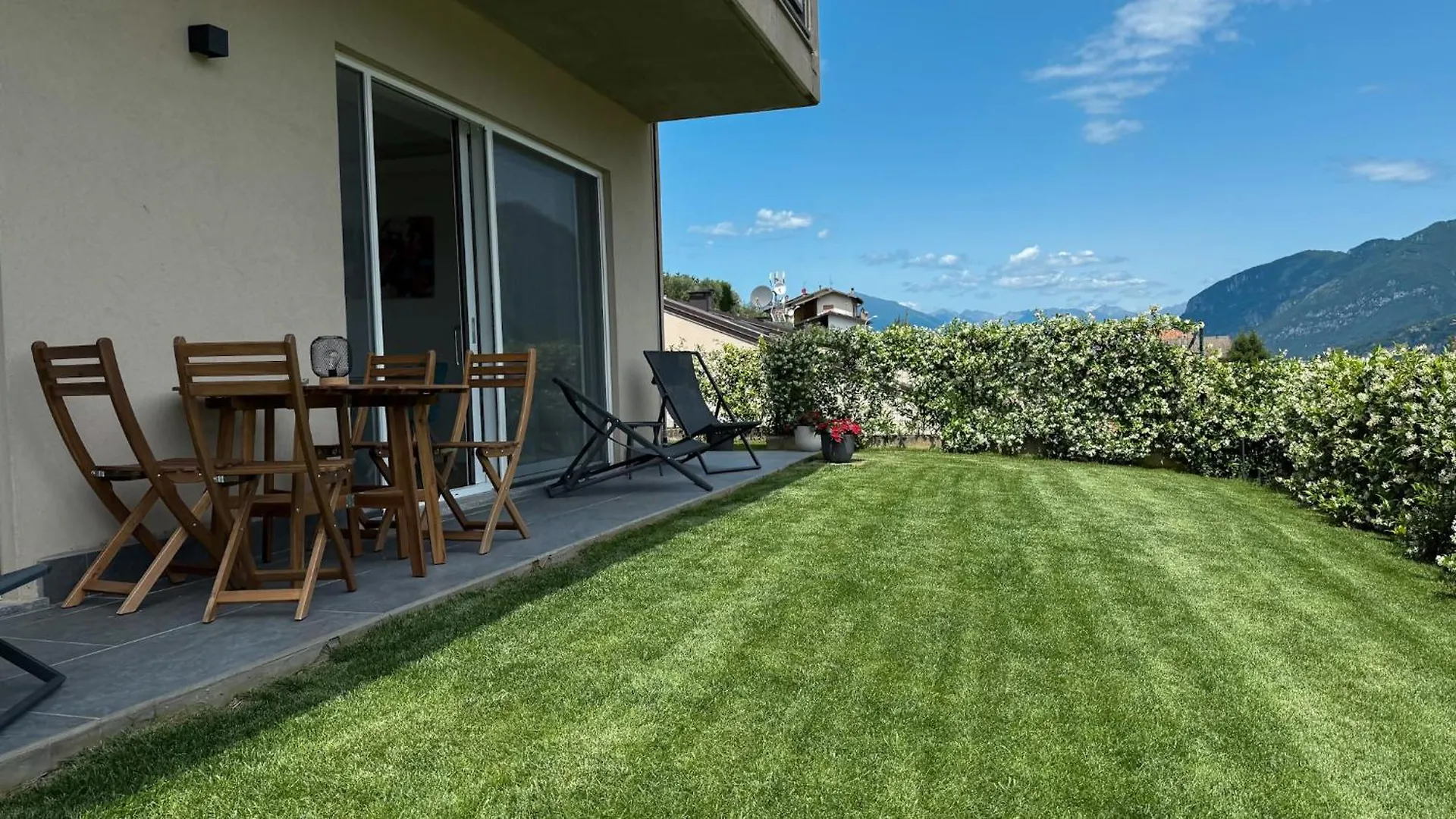 Elda Apartment With Garden And Lake View Onno