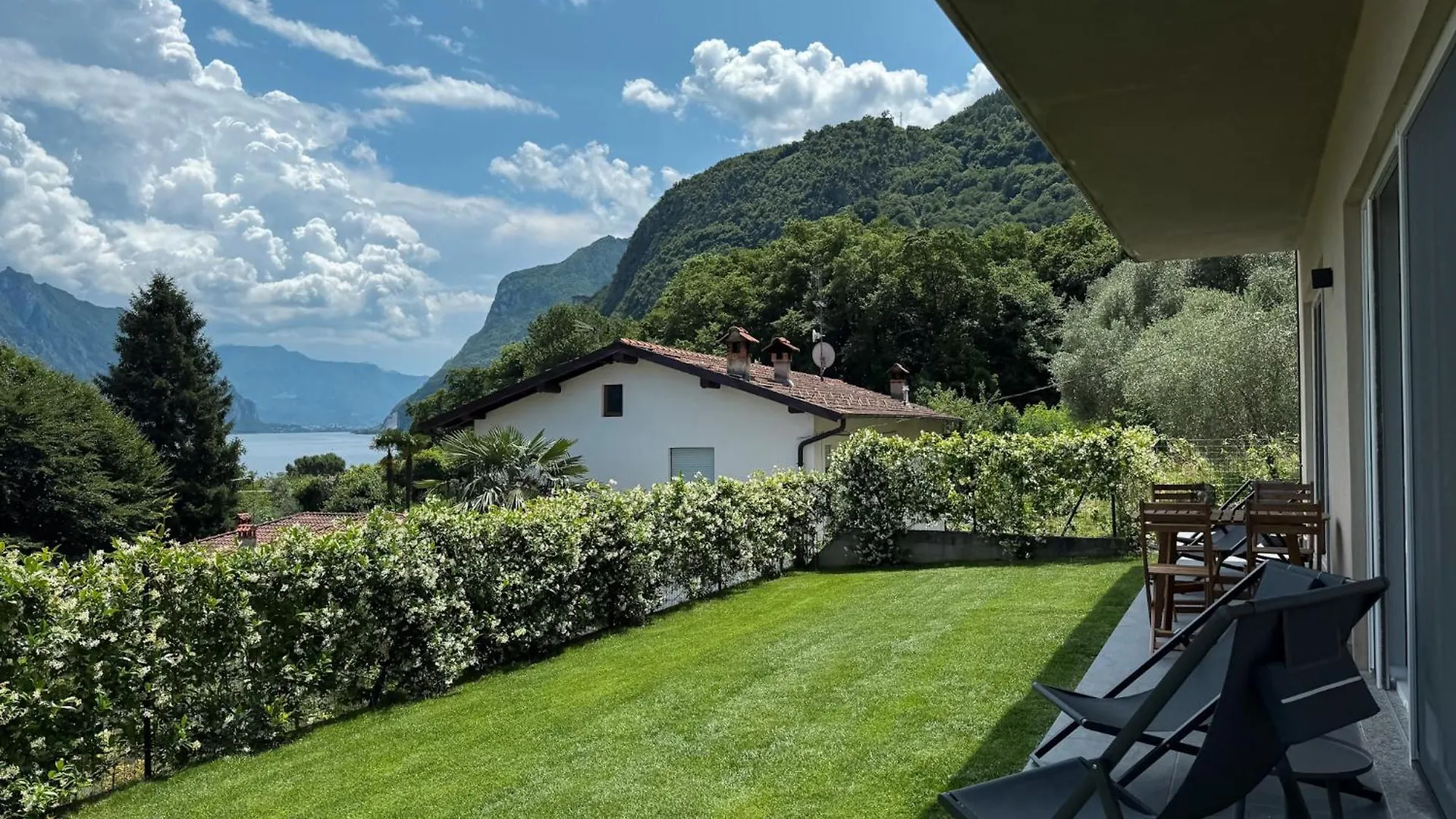 Elda Apartment With Garden And Lake View Onno 0*,  Италия